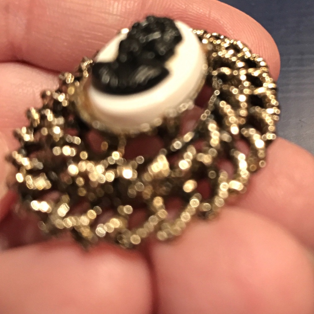 Vintage Black Cameo Brooch Heavy Gold-Tone Setting - Picture 3 of 8